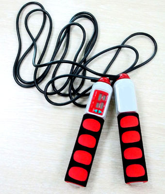 Corda di salto fitness regolabile con filo di PVC corda di salto ponderata con logo di colore personalizzato e maniglia ABS in schiuma