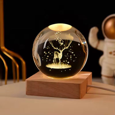 Legno sfera di cristallo USB alimentato luce a LED sfera di cristallo statue artigianato stand decorazioni domestiche
