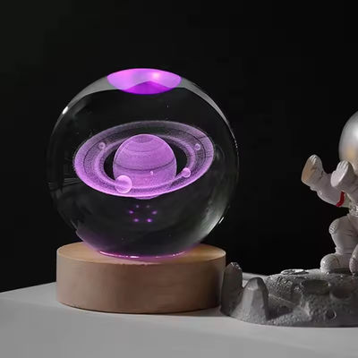 OEM Legno sfera di cristallo USB alimentato luce LED sfera di cristallo Statue artigianato Stand Decorazioni domestiche