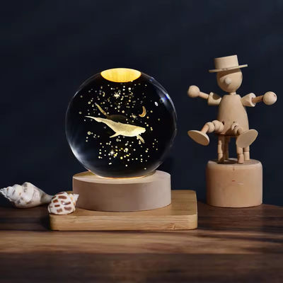 Legno USB alimentato a LED luce sfera di cristallo statue artigianato stand Decorazioni da tavolo