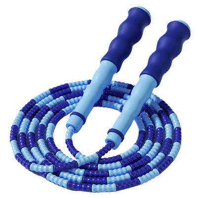 Corda da salto regolabile con corde di nylon a perline morbide e manico ondulato che garantisce una presa comoda e allenamenti efficaci