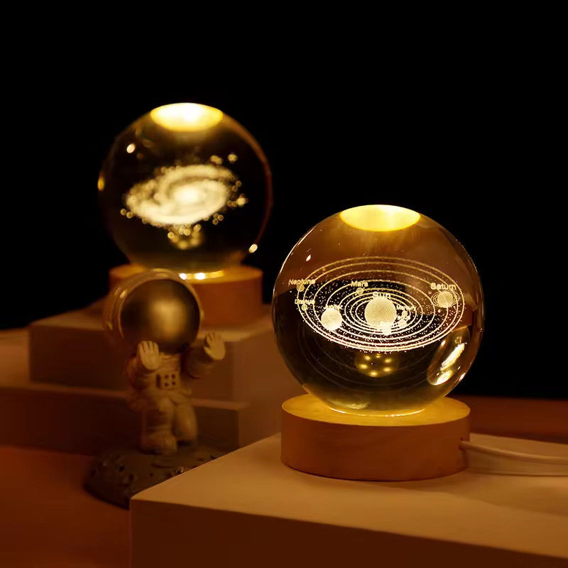 Legno sfera di cristallo USB alimentato luce a LED sfera di cristallo statue artigianato stand decorazioni domestiche