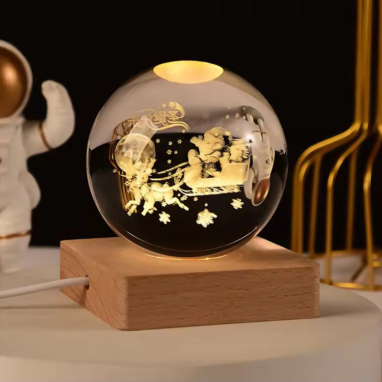 Legno USB alimentato a LED luce sfera di cristallo statue artigianato stand Decorazioni da tavolo